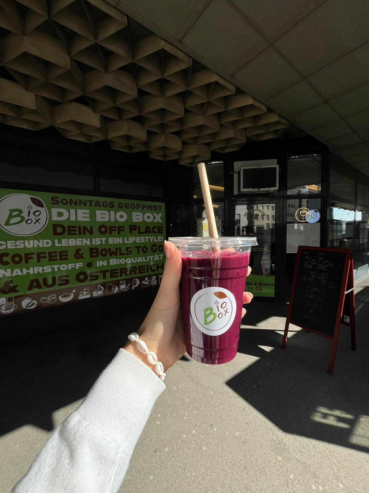 Roter Bio-Smoothie vor dem BioBox-Café in Linz Urfahr