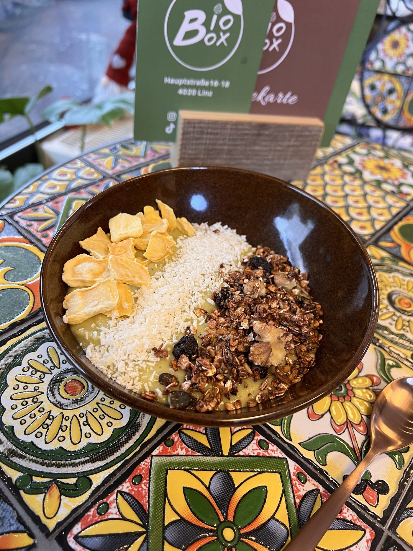 Bowl auf bunter Fliese