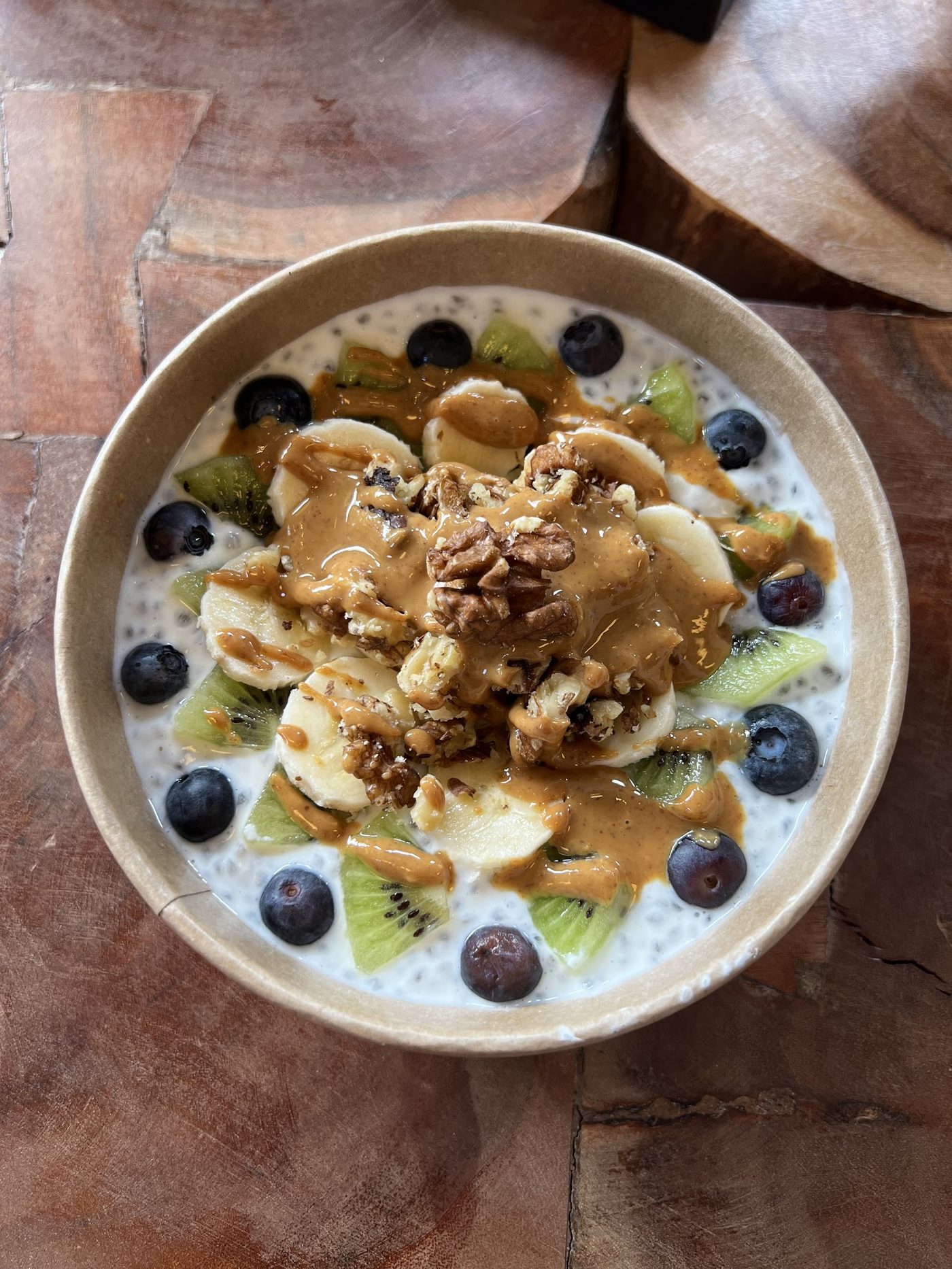 Frühstücks-Bowl mit Beeren, Kiwi und Nüssen