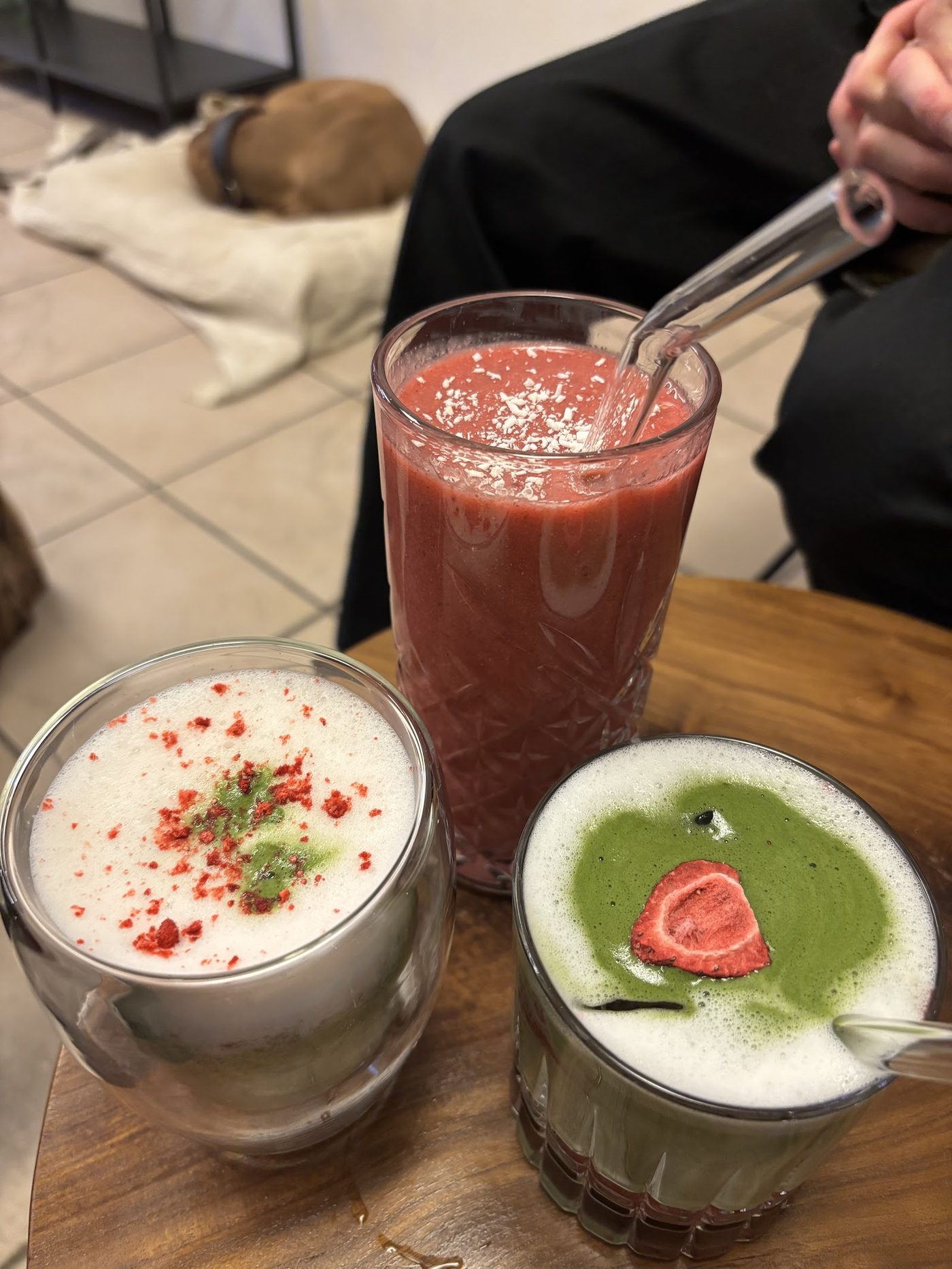 Zwei Smoothies und Matcha im Café