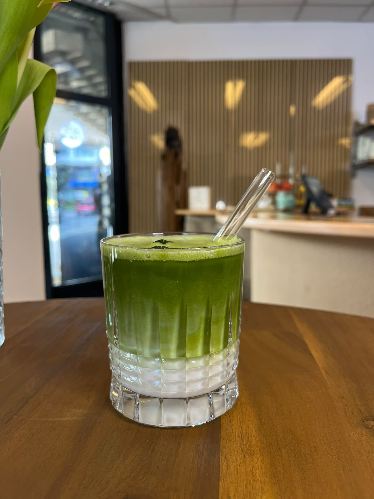 Ceremonial Matcha in einem geschliffenen Glas auf Holztisch